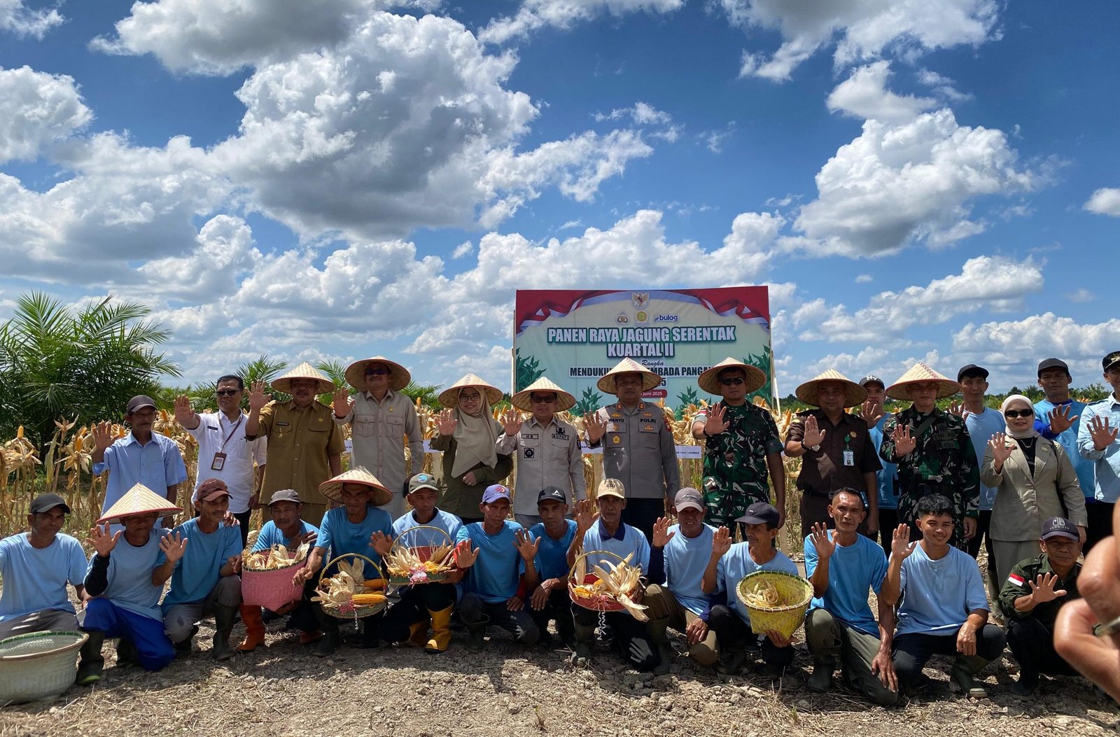 Foto Bersama Bupati Sambas Satono, Kapolres Sambas AKBP Wahyu Jati Wibowo dan para petani usai panen jagung di Desa Sepinggan Kecamatan Semparuk Kabupaten Sambas, Kamis (5/6/2025). (Dok.Faktakalbar)