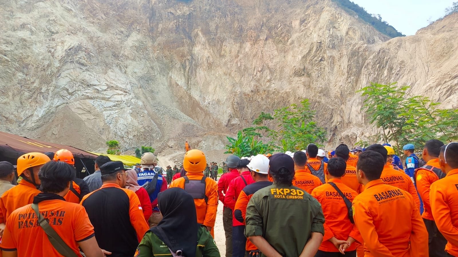 Tim SAR gabungan melaksanakan briefing dan evaluasi operasi pencarian korban longsor tambang galian C Gunung Kuda, Kamis (5/6). Sumber Foto: BPBD Provinsi Jawa Barat