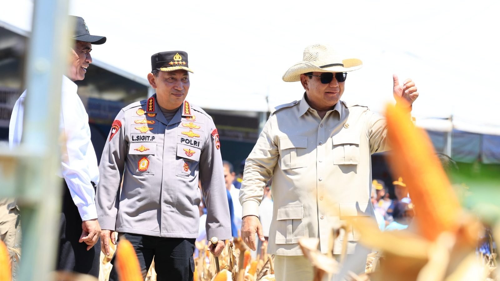 Presiden Prabowo Subianto bersama Kapolri Listyo dalam acara panen raya jagung. Ia melepas ekspor 210 ton jagung Kalbar ke Malaysia. Pabrik modern dan sinergi lintas sektor dorong petani naik kelas. Dok. HO/Faktakalbar.id