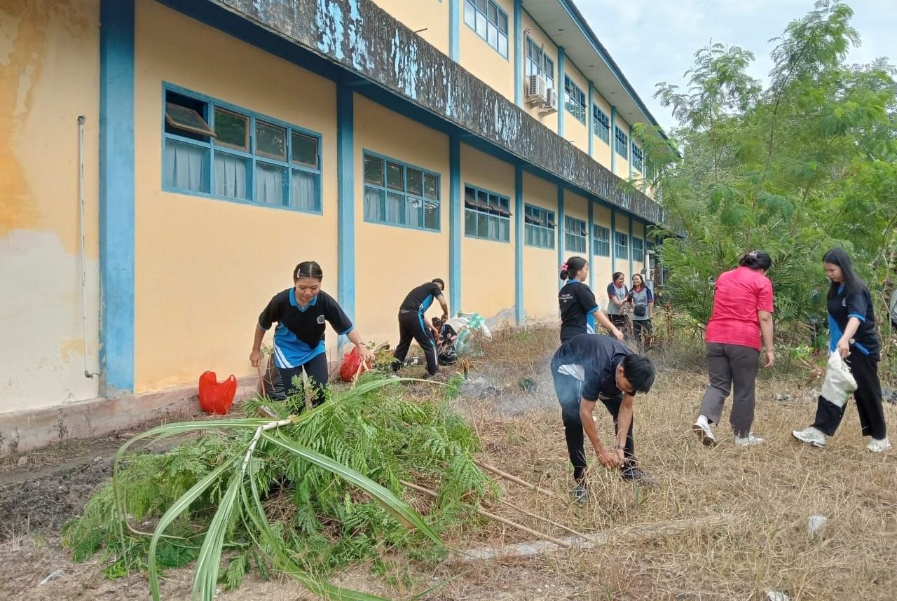 STKIP Persada Khatulistiwa Sintang lakukan aksi bersih sampah di lingkungan kampus sebagai peringatan hari lingkungan hidup sedunia tahun 2025, (5/6/2025). (Dok. HO/Faktakalbar.id)