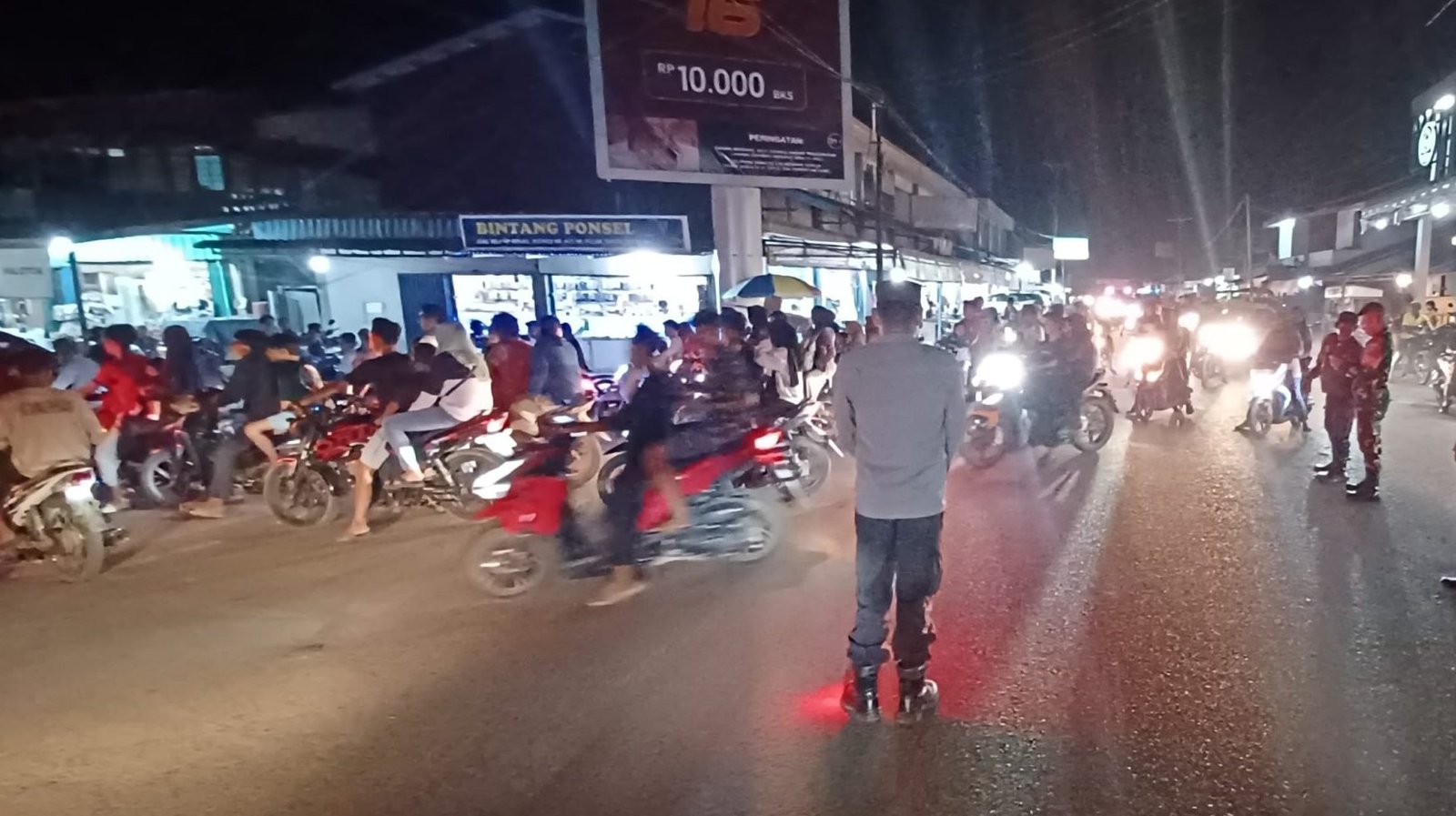 Petugas Polsek Tumbang Titi bersama Koramil dan Linmas berjaga di titik strategis sepanjang rute pawai Iduladha. Foto: HO/Faktakalbar.id