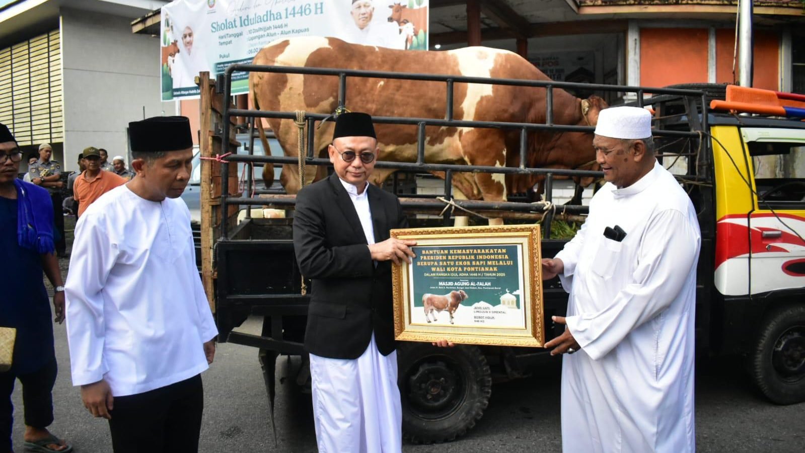 Wali Kota Pontianak Edi Rusdi Kamtono menyerahkan besek secara simbolis kepada panitia kurban untuk digunakan sebagai wadah daging kurban. Foto: HO/Faktakalbar.id