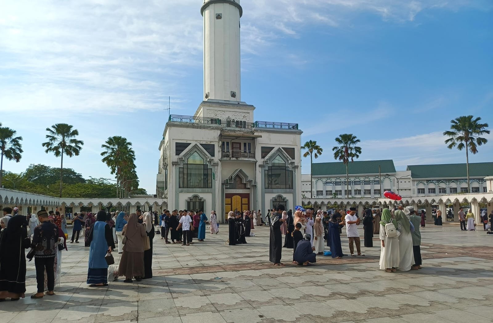 Situasi keramaian masyarakat pasca Salat Idul Adha di Masjid Raya Mujahidin Pontianak, Jumat (6/6/2025) (Dok. Mario/Faktakalbar.id)