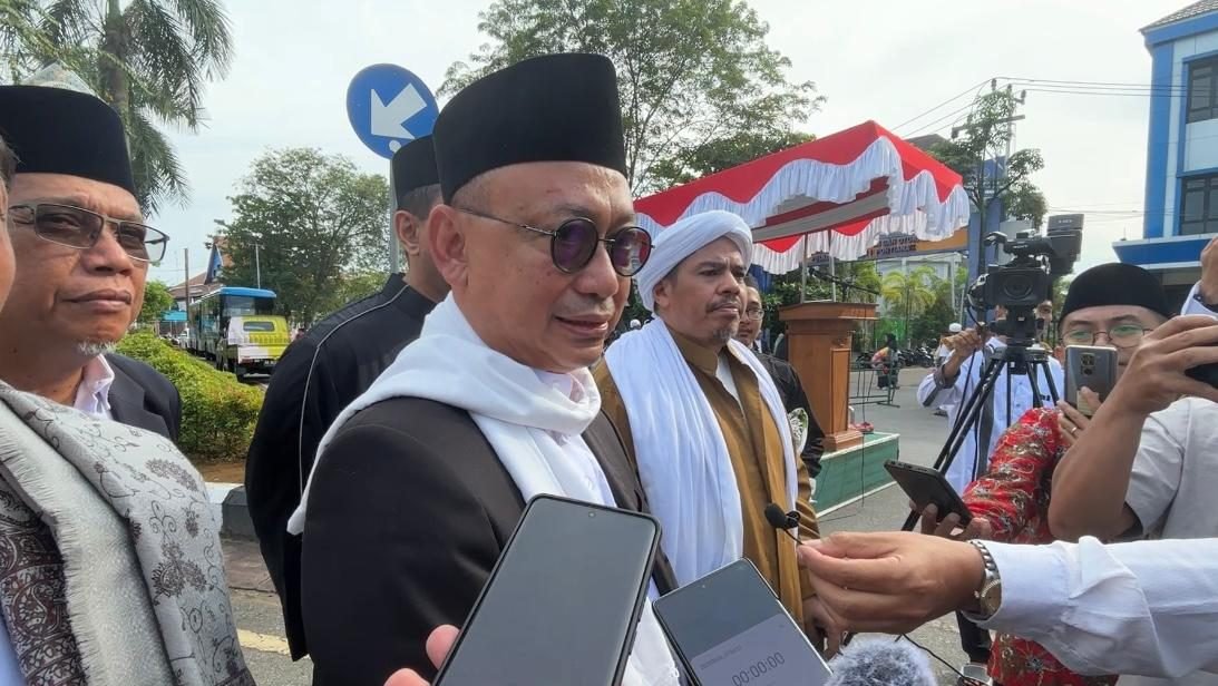 Wali Kota Pontianak, Edi Rusdi Kamtono, saat memberikan keterangan usai Salat Iduladha terkait pemberlakuan jam malam anak. Foto: HO/Faktakalbar.id