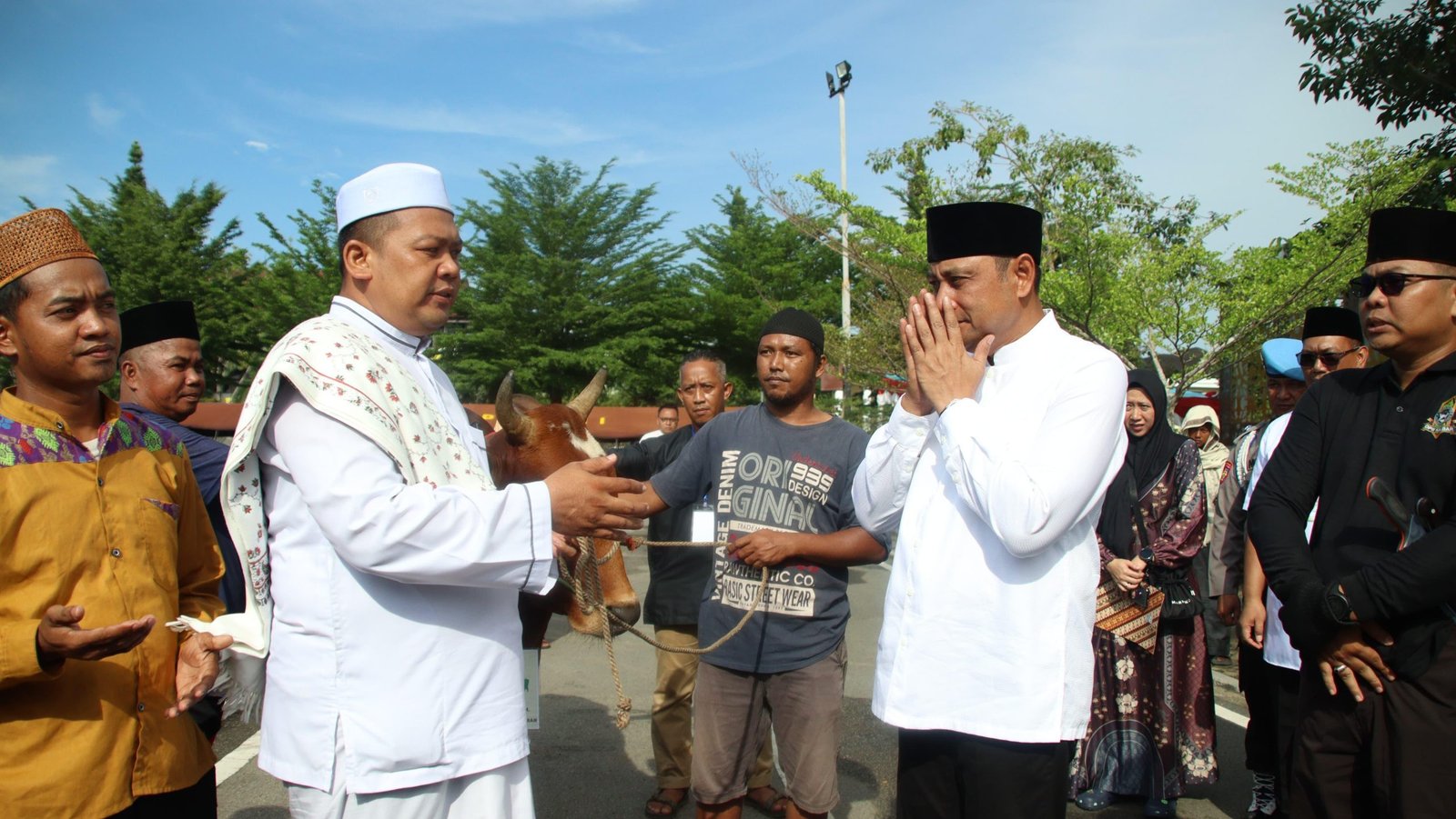 Kapolda Kalbar Irjen Pol. Pipit Rismanto menyerahkan hewan kurban secara simbolis usai Salat Ied di Masjid An-Nur, Mapolda Kalbar. Foto: HO/Faktakalbar.id
