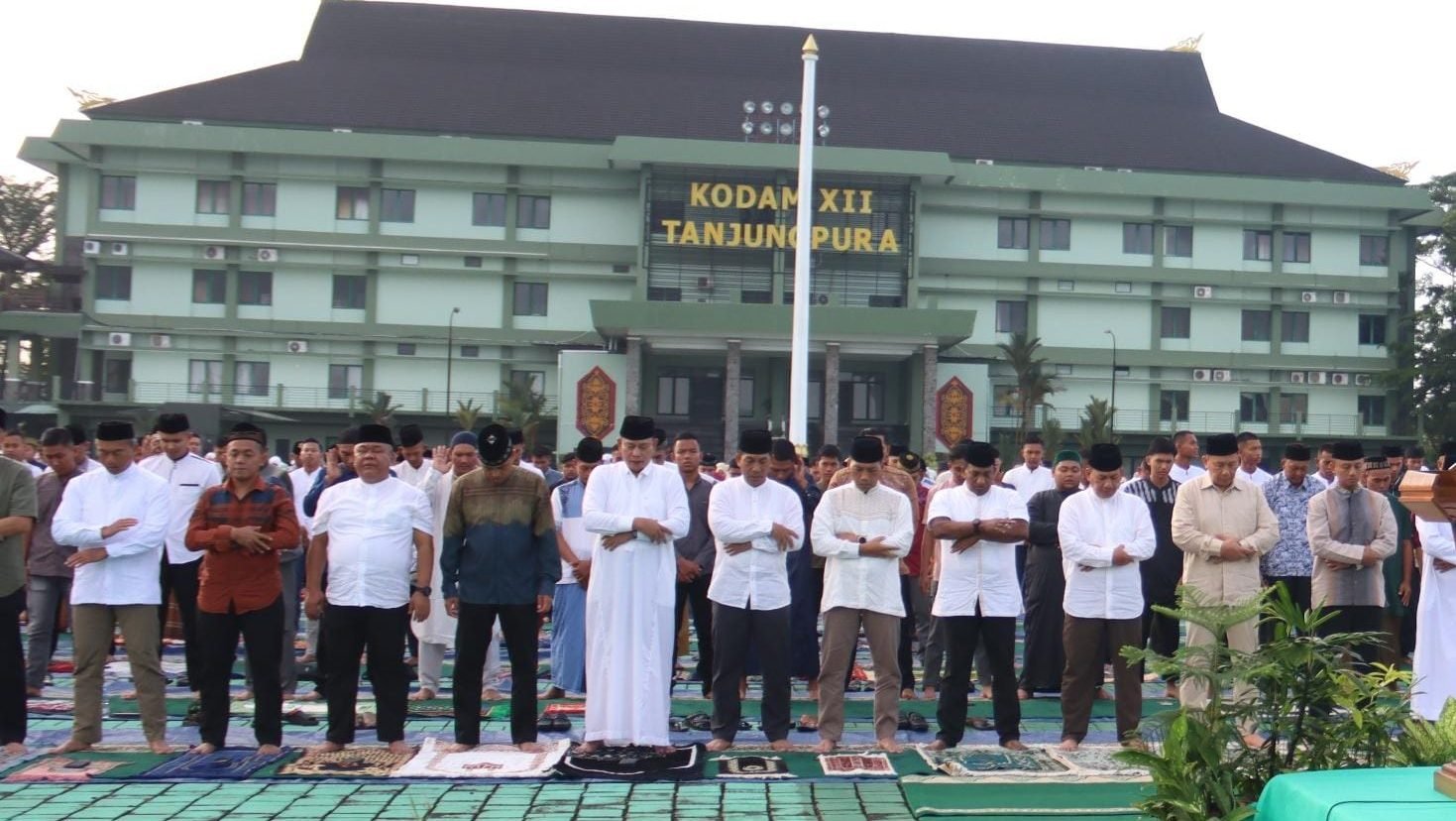 Suasana khidmat Salat Idul Adha yang dipimpin oleh ustadz M. Fariz, S.H., di Lapangan Tidayu Makodam XII/Tpr, diikuti oleh prajurit, PNS, dan masyarakat sekitar. Foto: HO/Faktakalbar.id