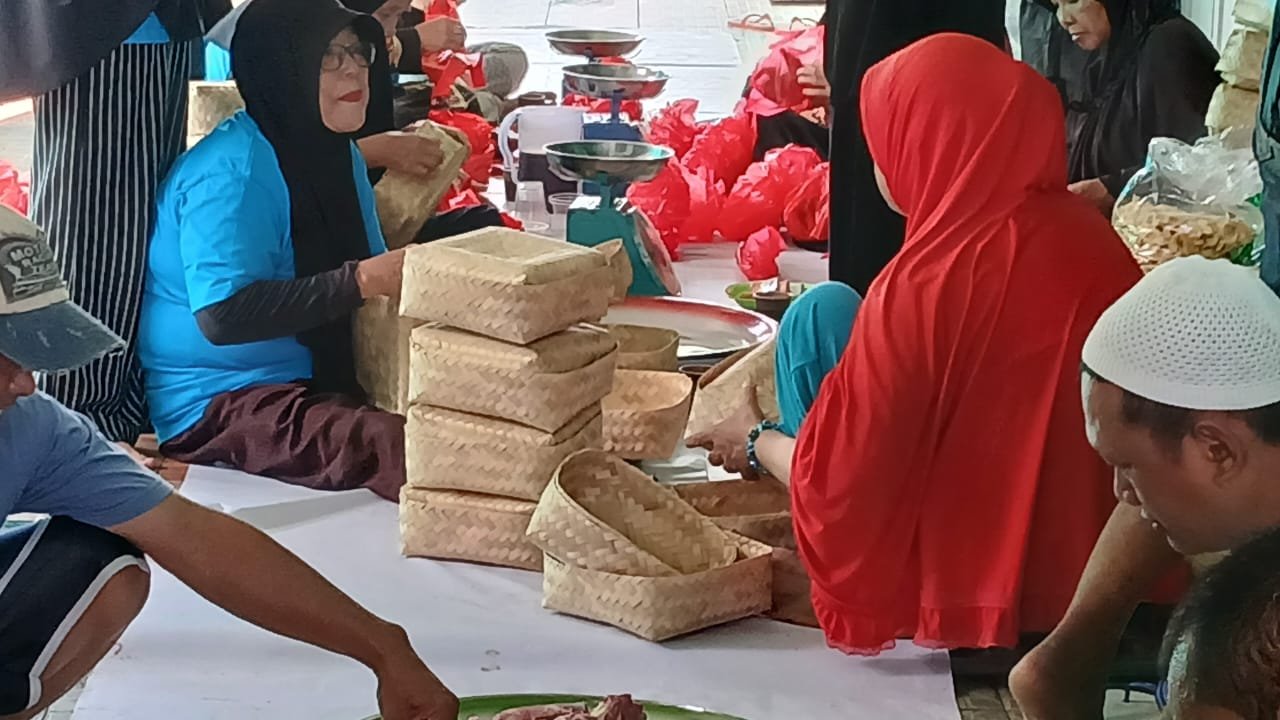 Panitia kurban Masjid Miftahuddin tengah mengemasi daging kurban menggunakan besek bambu, sebagai wujud dukungan terhadap gerakan kurban ramah lingkungan di Pontianak. Foto: HO/Faktakalbar.id