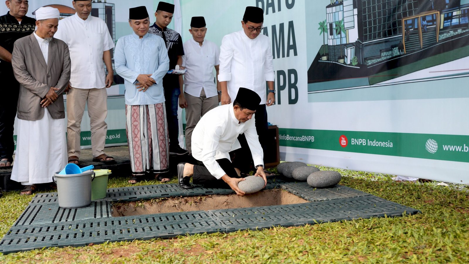 Kepala BNPB Letjen TNI, Suharyanto, melakukan peletakan batu pertama sebagai bentuk simbolis dimulainya pembangunan Masjid di halaman gedung Graha BNPB, pada Jumat (6/6). Foto: HO/Faktakalbar.id
