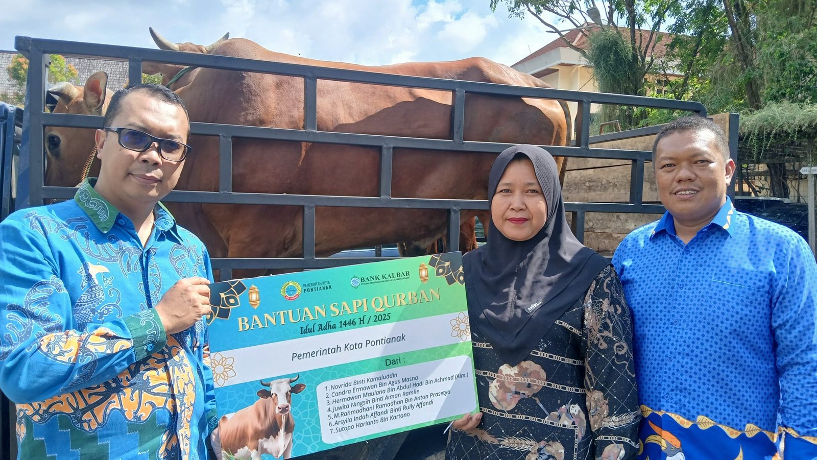 Penyerahan simbolis hewan kurban oleh Bank Kalbar kepada perwakilan masjid, dalam rangka Idul Adha 1446 H. Foto: HO/Faktakalbar.id