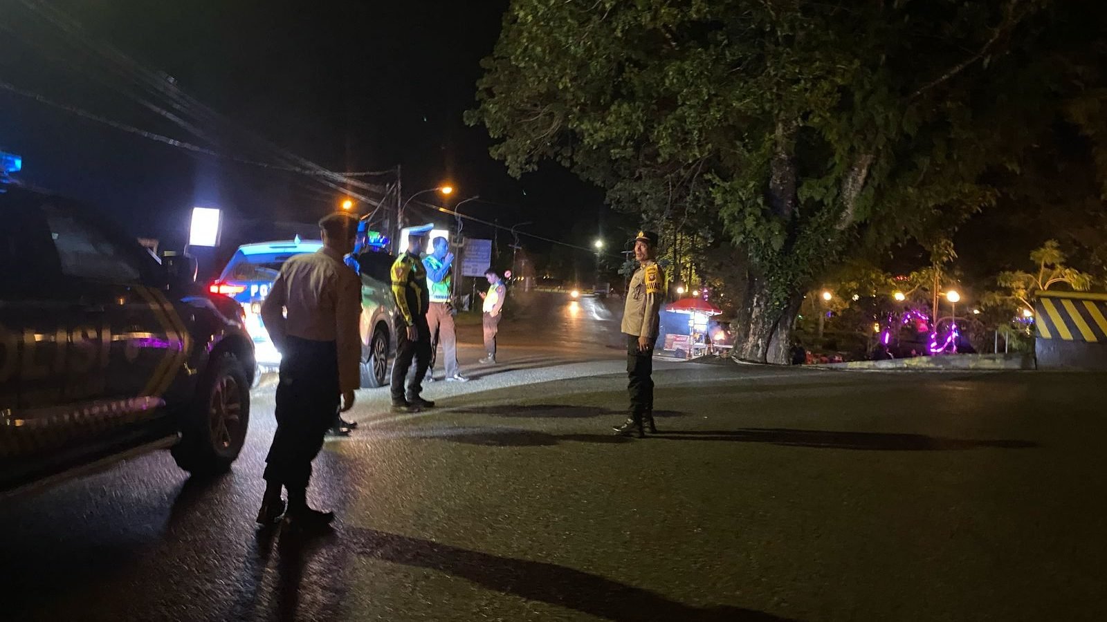 Petugas Polres Singkawang saat melaksanakan patroli skala besar di sejumlah titik strategis Kota Singkawang pada dini hari jelang Idul Adha 1446 H. Foto: HO/Faktakalbar.id