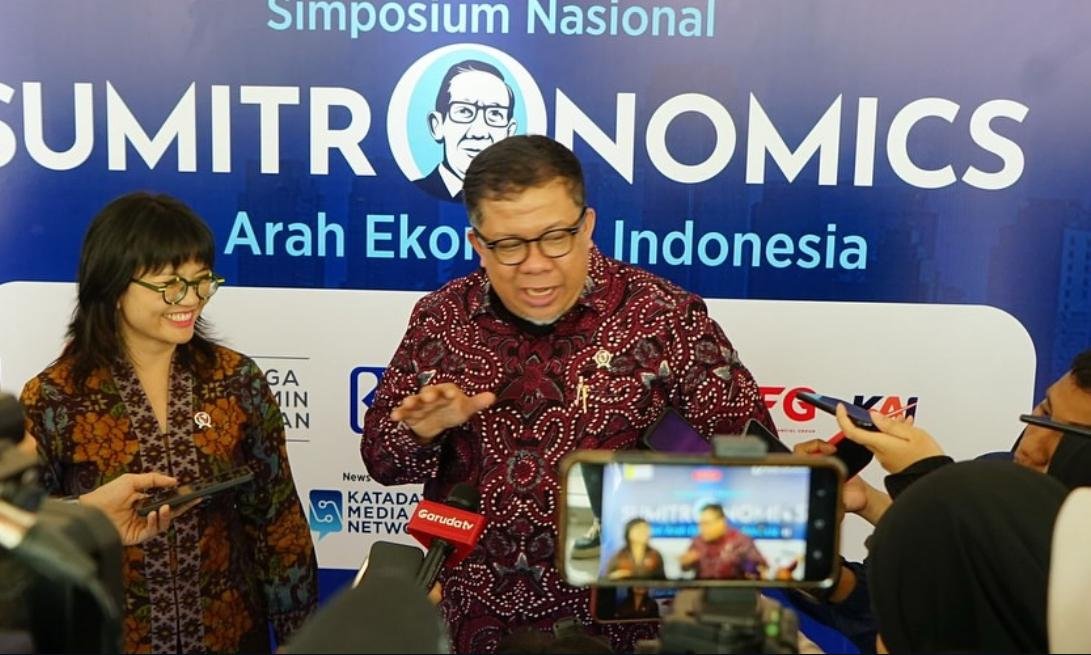 Wakil Menteri PKP Fahri Hamzah memberikan pernyataan di Simposium Nasional Sumitronics, Jakarta, 7 Juni 2025. (Dok. Instagram/@fahrihamzah)