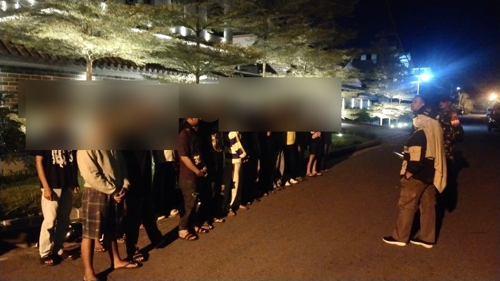 Satpol PP Kota Pontianak bersama TNI/Polri menggelar patroil dan monitoring pembatasan jam malam bagi anak di bawah umur. Sebanyak 43 anak ditemukan beraktivitas di luar batas waktu yang ditentukan dalam Perwa Nomor 22 tahun 2025. Foto: HO/Faktakalbar.id