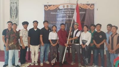 Pengrus Pemuda Dayak Kabupaten Sambas resmi dilantik di Ramin Bantang Nek Riuh Sambas, Minggu (8/6/2025). (Dok. Ist)