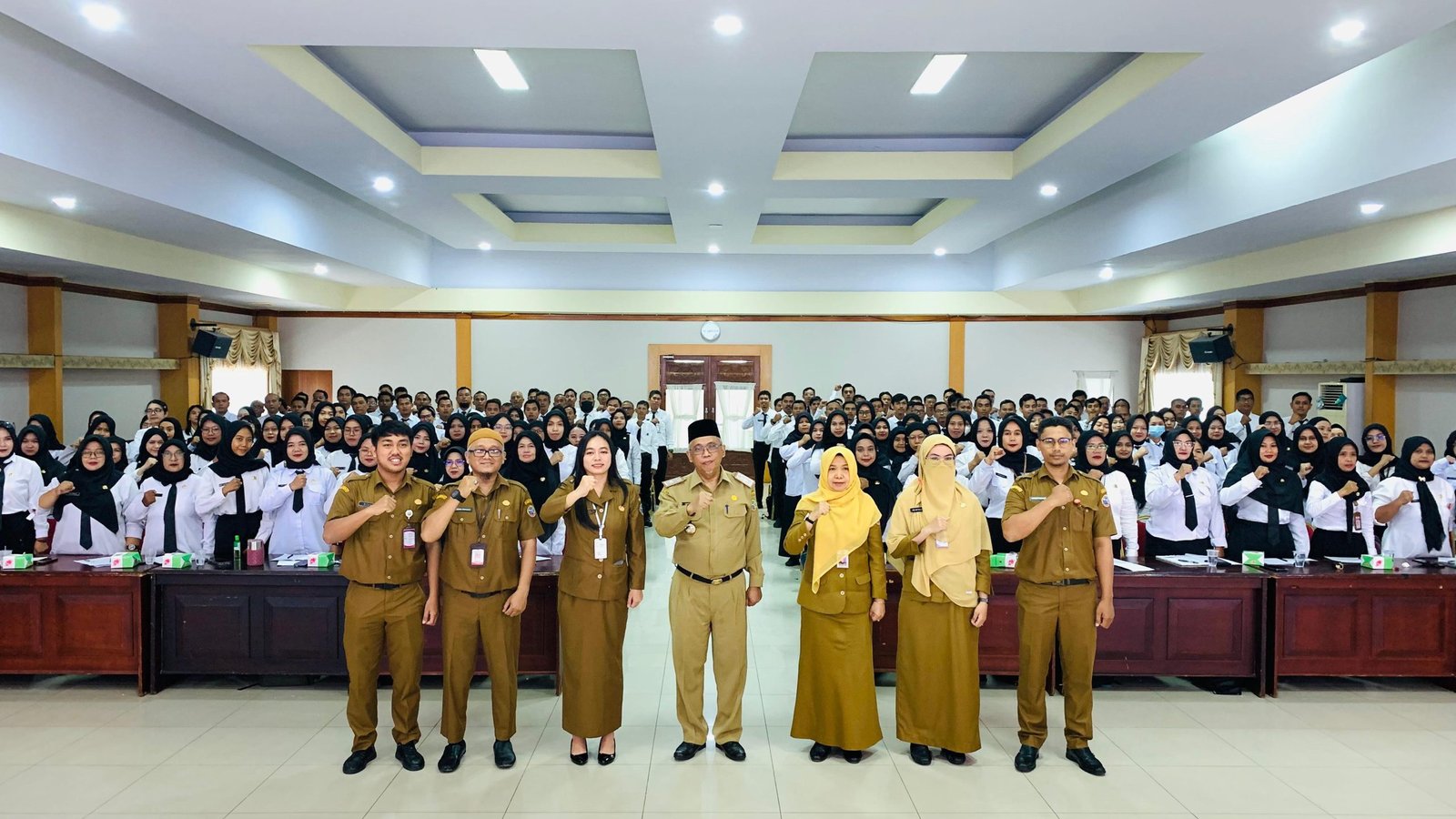 PPPK peserta orientasi berfoto bersama Sekretaris Daerah Kota Pontianak Amirullah. Foto: HO/Faktakalbar.id