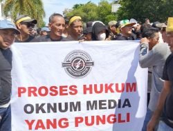 Ratusan Penambang Emas Tanpa Izin di Ketapang Geruduk Polres Tuntut Pembebasan Roni Paslah