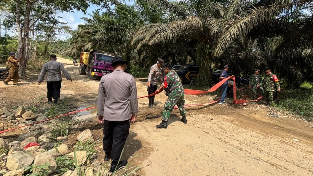 Petugas gabungan menertibkan selang-selang Pertambangan Emas Tanpa Izin yang melintasi badan jalan di Sagatani, Singkawang Selatan. (Dok. Ist)