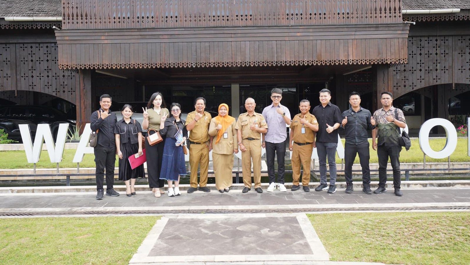 Foto bersama Prokopim Setda Kota Manado dan Prokopim Setda Kota Pontianak. Foto: HO/Faktakalbar.id