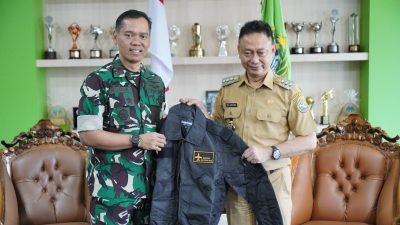 Serah terima cenderamata dari Danlanud Supadio, Marsekal Pertama TNI Sidik Setiyono kepada Wali Kota Pontianak Edi Rusdi Kamtono. Foto: HO/Faktakalbar.id