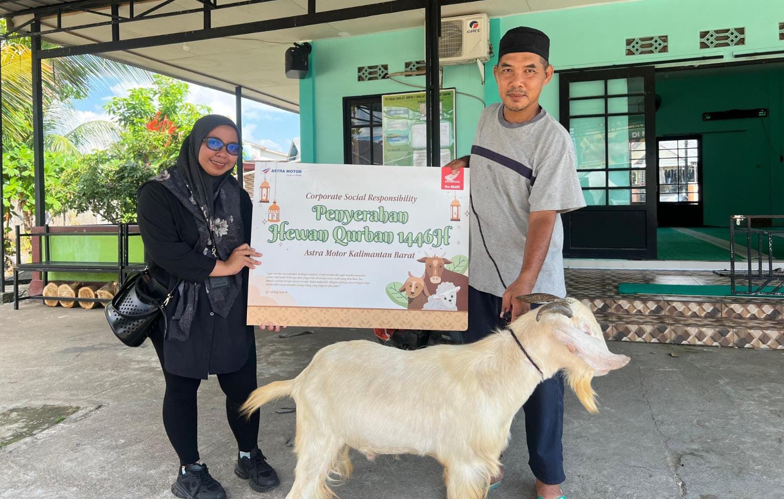 Narasi foto: Astra Motor Kalbar rayakan Idul Adha 1446 Hijriah dengan berbagi hewan kurban (foto: Astra Motor Kalbar)