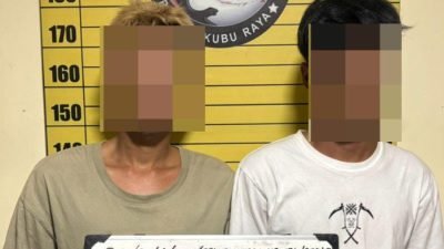 Foto: A (25) dan I (19) diamankan Mapolres Kubu Raya usai tertangkap tangan tengah lakukan transaksi narkotika jenis sabu. Dok. HO/Faktakalbar.id