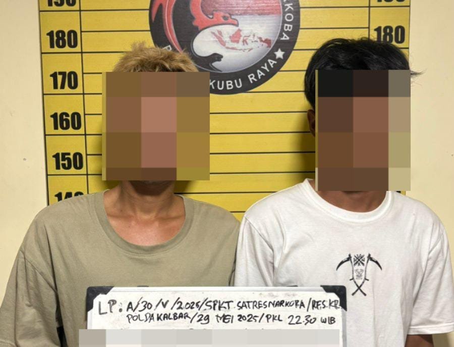 Foto: A (25) dan I (19) diamankan Mapolres Kubu Raya usai tertangkap tangan tengah lakukan transaksi narkotika jenis sabu. Dok. HO/Faktakalbar.id