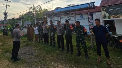 Kapolsek Silat Hilir Ipda Egidius Egi, S.H. memimpin apel sebelum pelaksanaan sosialisasi larangan Pertambangan Tanpa Izin (PETI) di kawasan Hutan Lindung Sungai Mali, Desa Seberu. Foto: HO/Faktakalbar.id