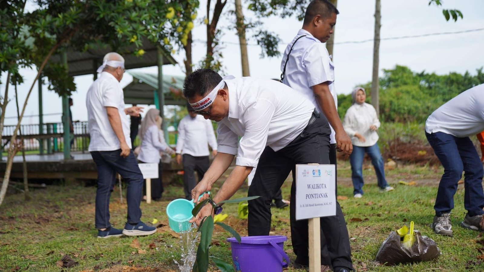Wali Kota Pontianak Edi Rusdi Kamtono menanam pohon di kawasan Tugu Khatulistiwa usai diluncurkannya Gerakan Wisata Bersih. Foto: HO/Faktakalbar.id