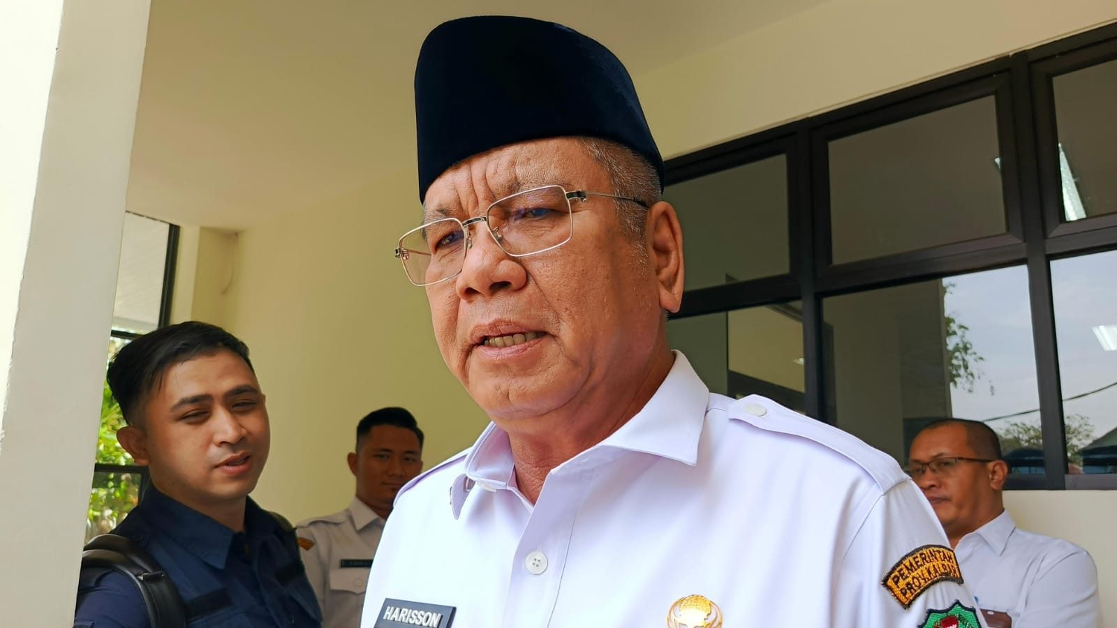 Foto: Sekda Provinsi Kalimantan Barat, Harisson enggan komentari pengadaan anggaran kendaraan dinas oleh Pemprov Kalbar di tengah himbauan efisiensi anggaran. Dok. Mario/Faktakalbar.id