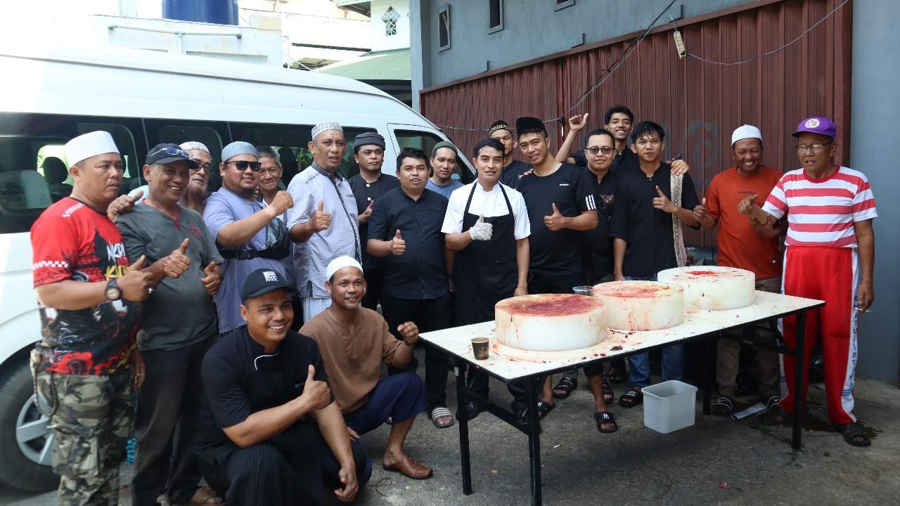 Manajemen dan karyawan Aston Pontianak Hotel & Convention Center bersama panitia kurban Masjid Baitul Makmur berfoto usai pelaksanaan penyembelihan hewan kurban Idul Adha 1446 H. Foto: HO/Faktakalbar.id