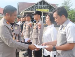Kapolres Sambas Berikan Penghargaan kepada Personel Berprestasi sebagai Apresiasi Kinerja