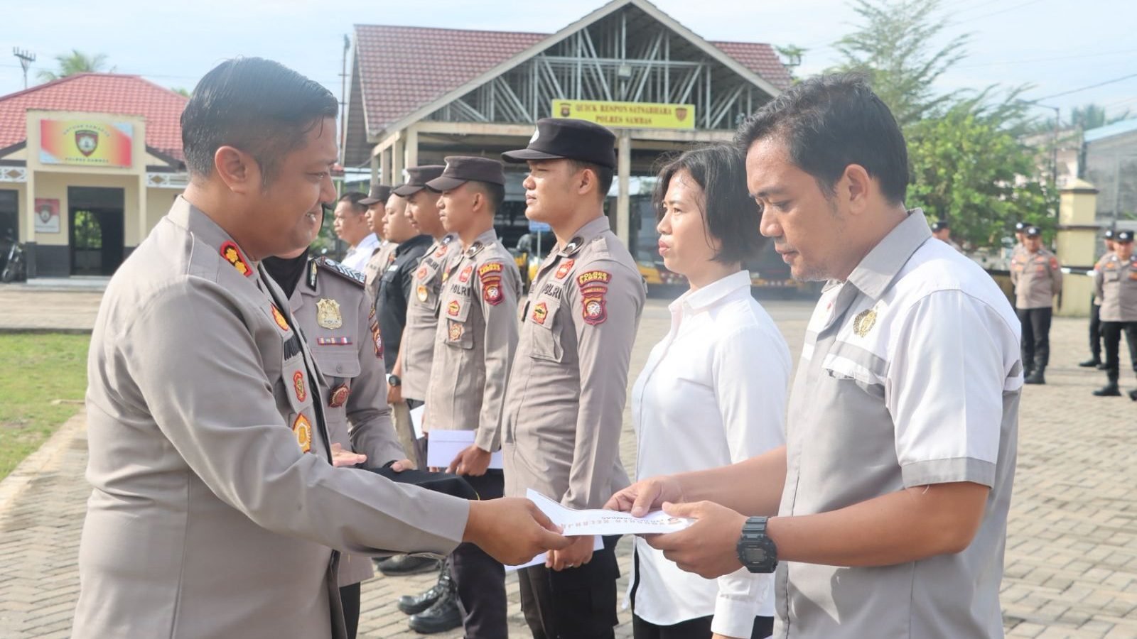 Kapolres Sambas AKBP Wahyu Jati Wibowo saat memberikan apresiasi kepada personelnya, Rabu (11/6/2025). Dok. Istimewa