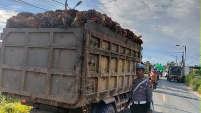 Anggota Satlantas Polres Sambas mengecek kendaraan bermuatan, Selasa (10/6/2025). Dok. HO/Faktakalbar.id