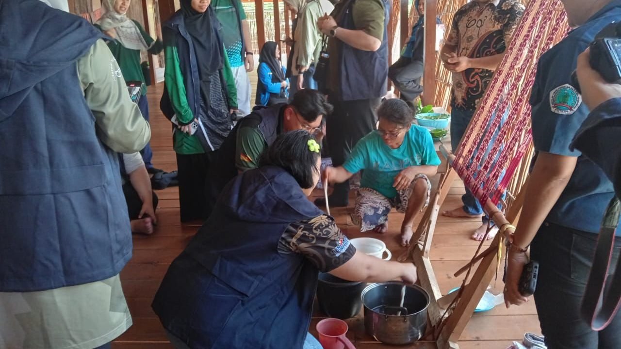 Mahasiswa UNIMAS dan STKIP PERSADA KHATULISTIWA SINTANG lakukan kunjungan ke ensaid panjang. Foto: HO/Faktakalbar.id