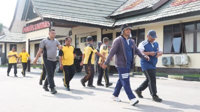 Anggota Polres Sambas mengikuti Program Over Weight di halaman Mapolres, Rabu (11/6), sebagai upaya menjaga kebugaran tubuh dan mendukung tugas kepolisian. Foto: HO/Faktakalbar.id