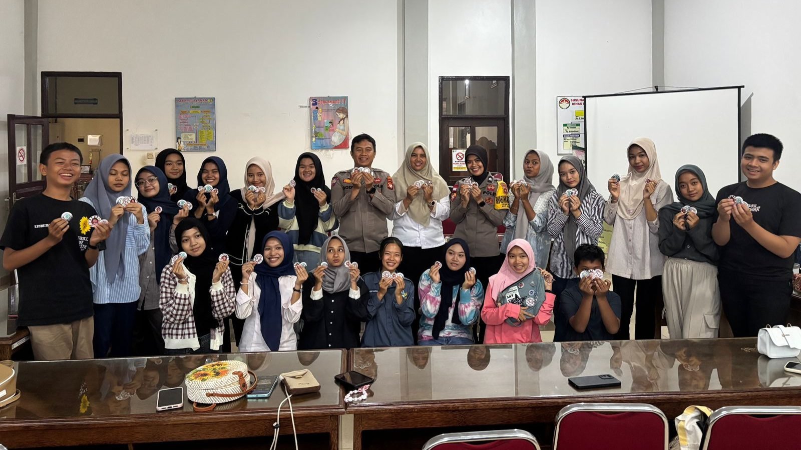 Satuan Pembinaan Masyarakat (Sat Binmas) Polres Sambas bersama Bhabinkamtibmas Desa Durian menggelar kegiatan diskusi dan tatap muka bersama Forum Anak Daerah Kabupaten Sambas (FADAS), Kamis (12/6/2025). Foto: HO/Faktakalbar.id