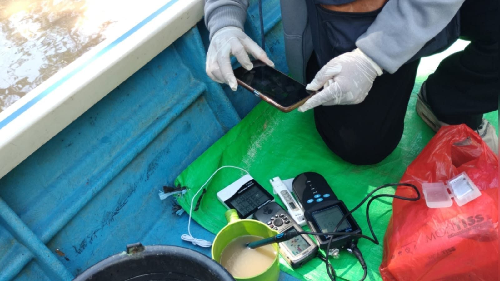 Dinas Lingkungan Hidup (DLH) Kabupaten Kubu Raya untuk turun ke lokasi. Tim dari DLH telah melakukan pengambilan sampel air, dokumentasi foto dan video di tempat kejadian perkara. (Istimewa)