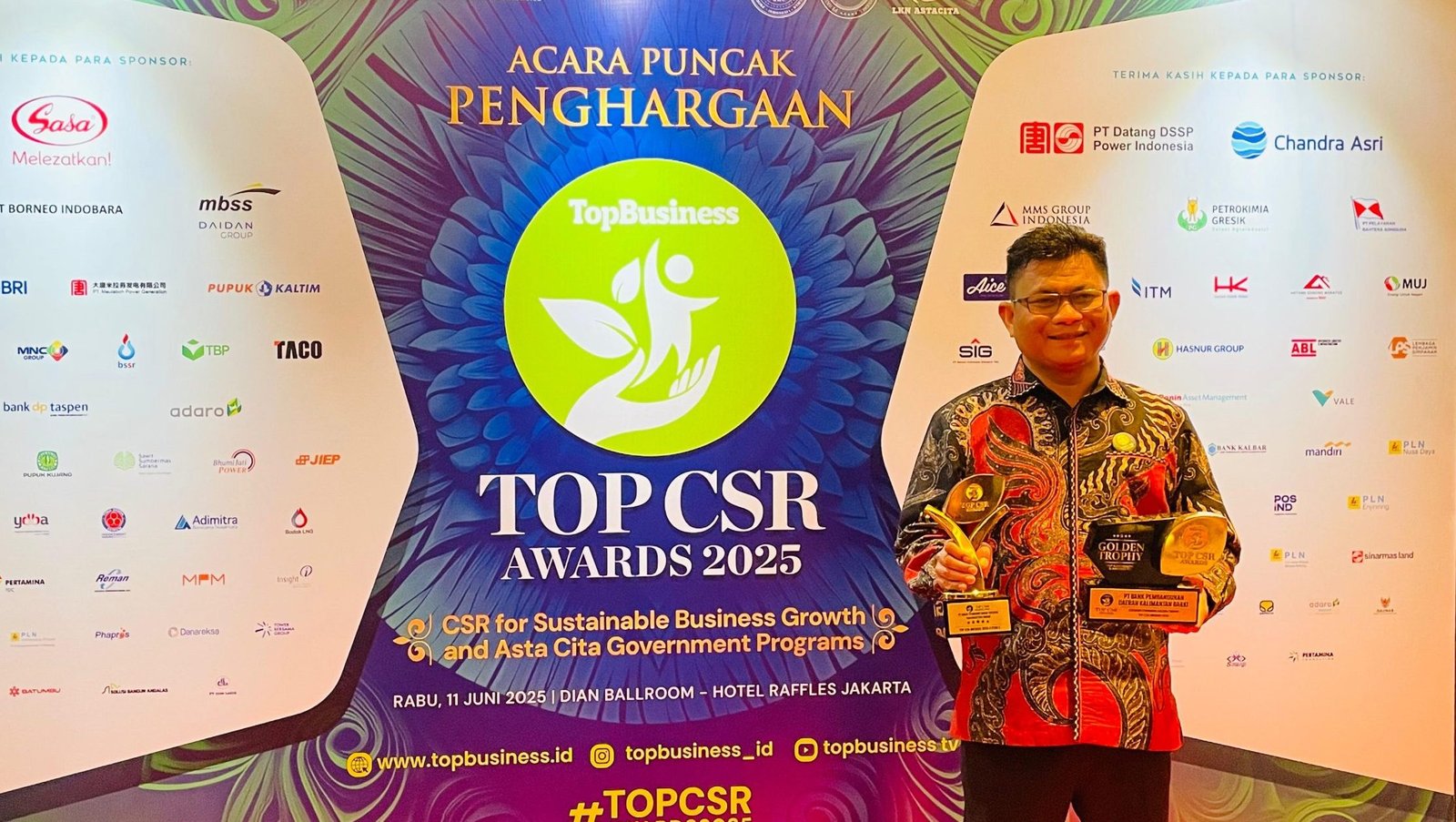 Direktur Pemasaran Bank Kalbar, Yuse Chaidi Amzar saat menerima tiga penghargaan sekaligus dalam ajang TOP CSR Awards 2025 yang digelar di Hotel Raffles Jakarta, Rabu (11/6/2025), sebagai bentuk apresiasi atas komitmen Bank Kalbar dalam pelaksanaan program CSR. Foto: HO/Faktakalbar.id