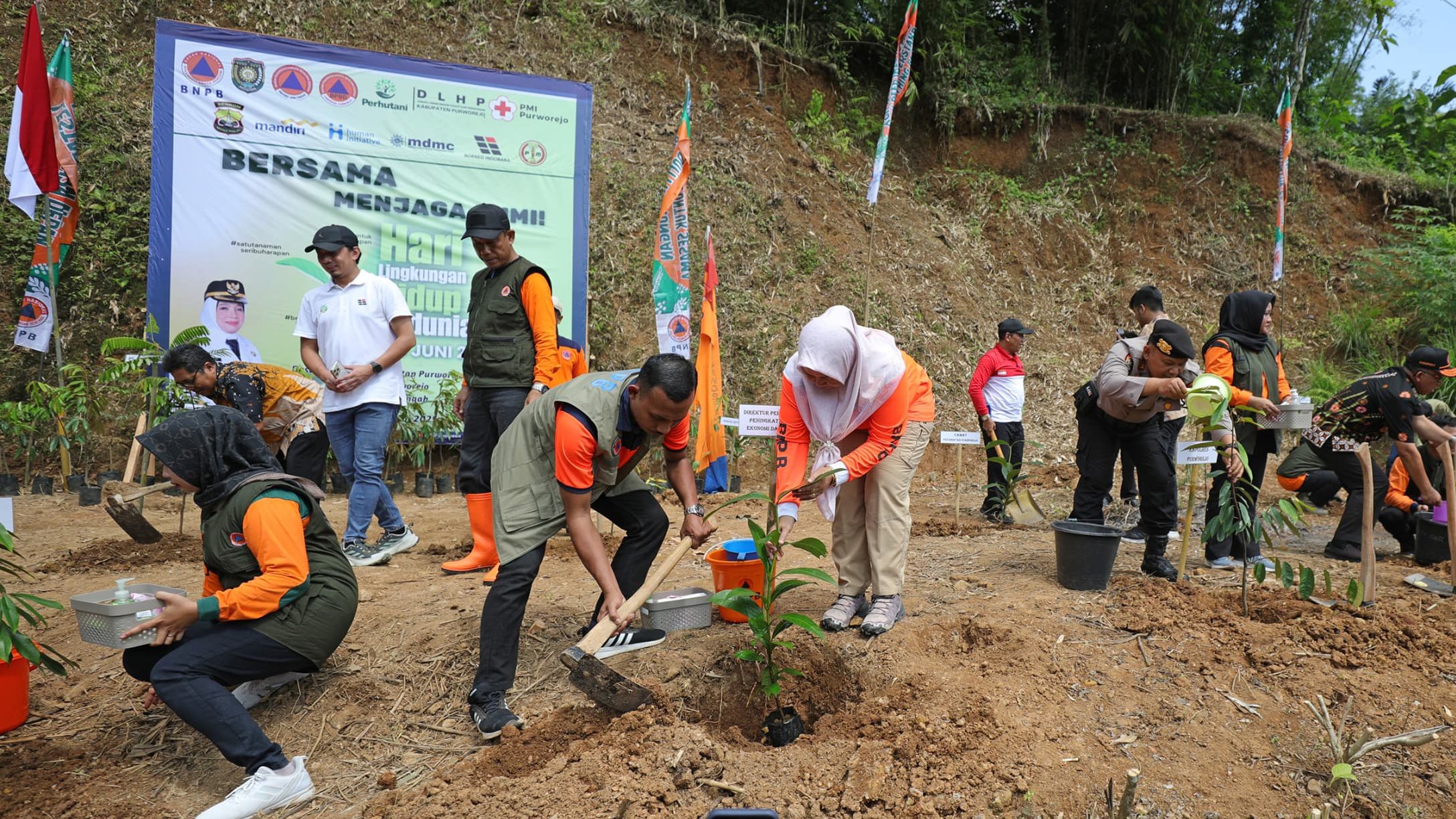 Giat Pemulihan Sumber Daya Alam dan Lingkungan Pascabencana Tanah Longsor, Abrasi, dan Pergerakan Tanah di desa Donorati, Kecamatan Purworejo, Kabupaten Purworejo, Provinsi Jawa Tengah (12/6). Foto: HO/Faktakalbar.id