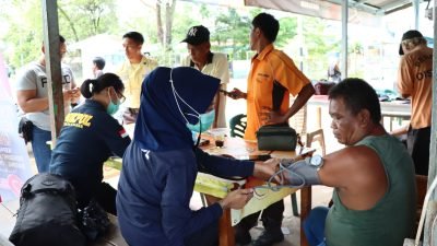 Sidokkes Polres Ketapang Turun ke Pelabuhan, Layani Pemeriksaan Kesehatan Gratis