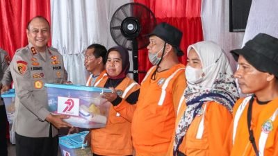 Kapolda Kalbar Irjen Pol. Pipit Rismanto menyerahkan bantuan secara simbolis kepada petugas kebersihan dalam rangka pembukaan Bakti Sosial Hari Bhayangkara ke-79 di Lapangan Jananuraga, Jumat (13/6/2025). Foto: HO/Faktakalbar.id