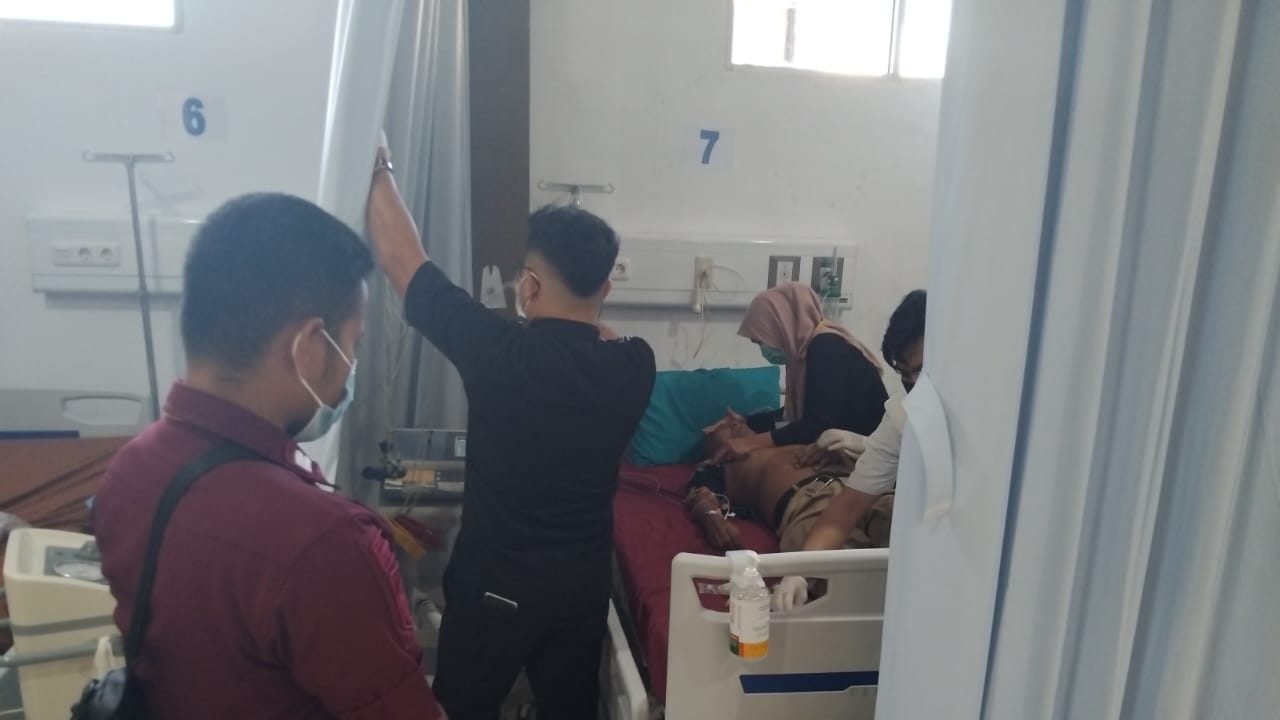 Ahmad Ramli, narapidana Rutan Kelas IIB Sanggau, saat mendapat penanganan medis di RSUD M.Th. Djaman. (Dok. Ist)