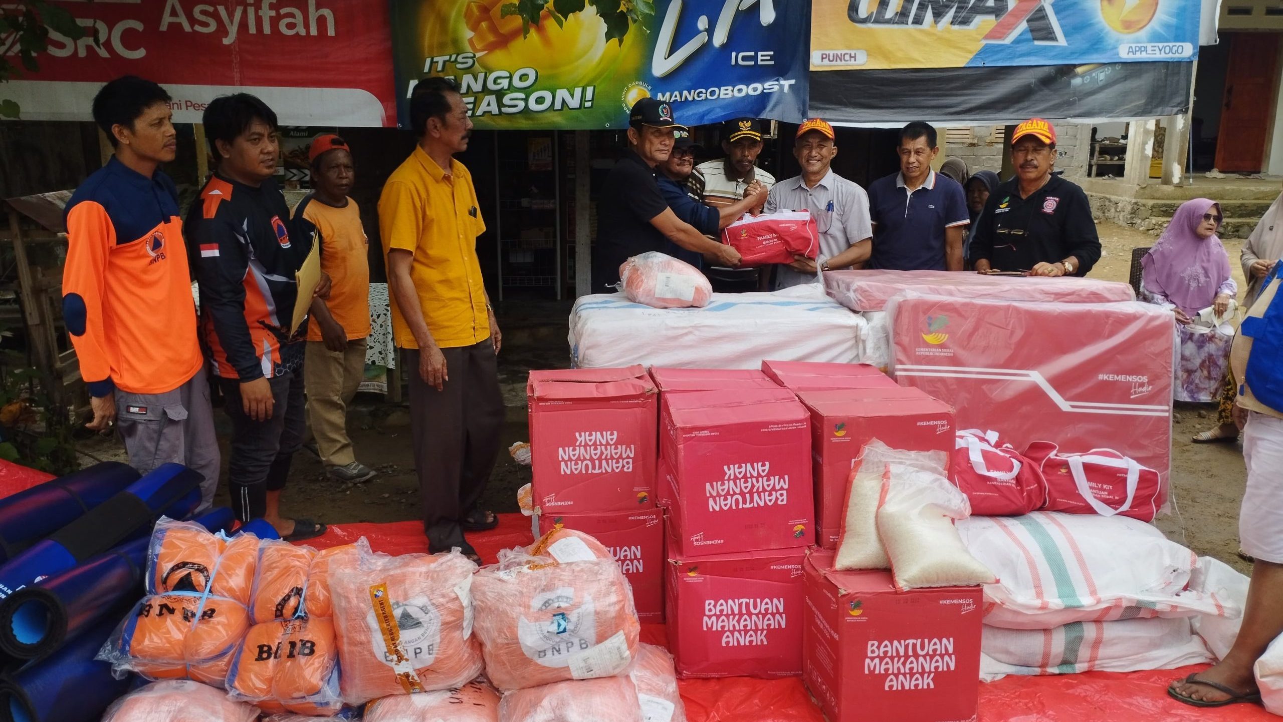 BPBD Kabupaten Sinjai mendistribusikan logistik kepada warga terdampak banjir di Kabupaten Sinjai, Provinsi Sulawesi Selatan pada Jumat (13/6). Sumber foto: BPBD Kabupaten Sinjai.