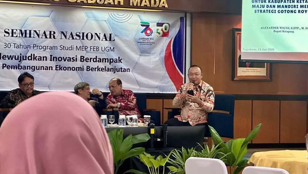 Bupati Ketapang Alexander Wilyo saat menyampaikan materi pembangunan berkelanjutan dalam Seminar Nasional di UGM, Jumat (13/6/2025). Foto: HO/Faktakalbar.id