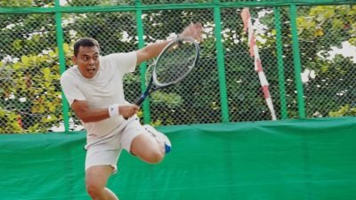 Pangdam XII/Tanjungpura Mayjen TNI Jamallulael memukul bola tanda dimulainya Kejuaraan Tenis Lapangan Piala Pangdam di Lapangan Tenis Iwan Setiawan, Pontianak, Sabtu (14/6/2025). Foto: HO/Faktakalbar.id