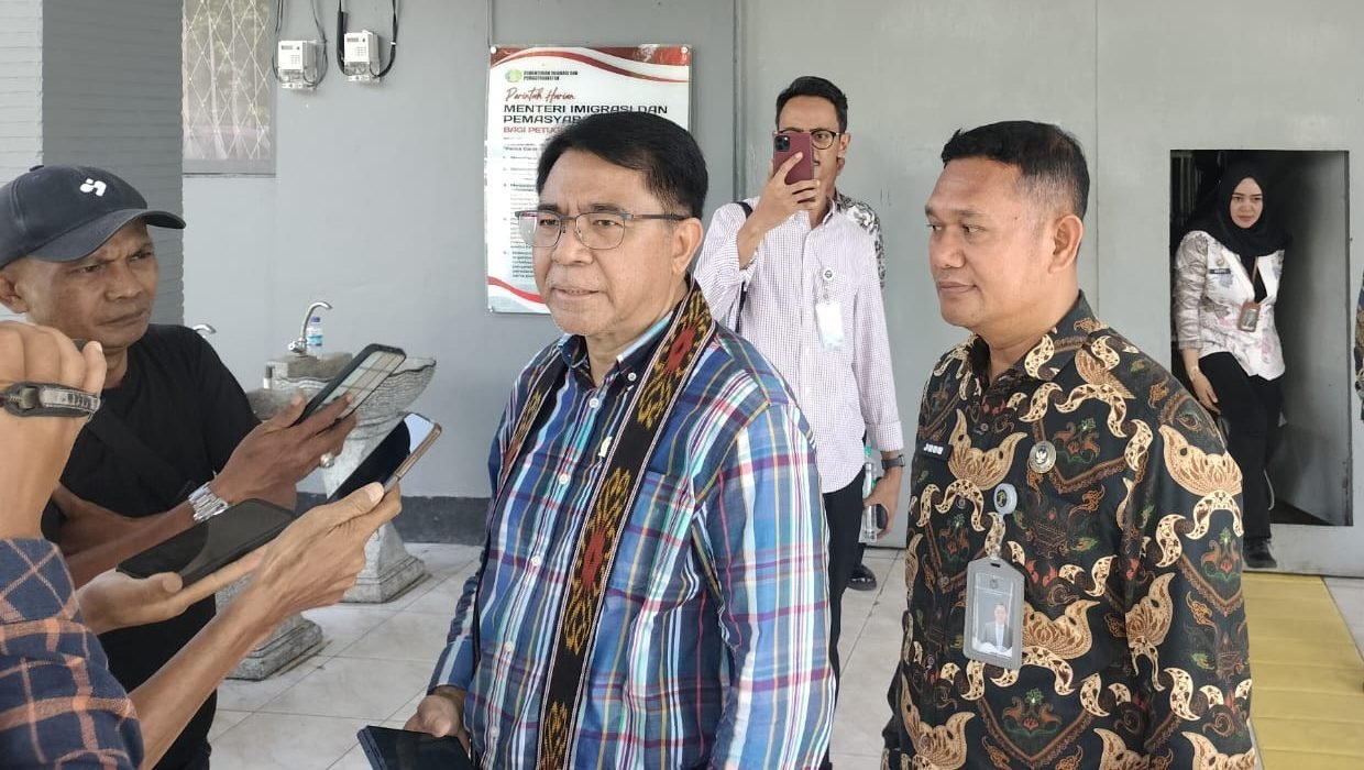 Anggota Komisi III DPR RI, Fransiskus Sibarani, meninjau langsung fasilitas saat kunjungan kerja ke Lapas Kelas IIB Ketapang dalam rangka masa reses, Sabtu (14/6/2025). Foto: HO/Faktakalbar.id