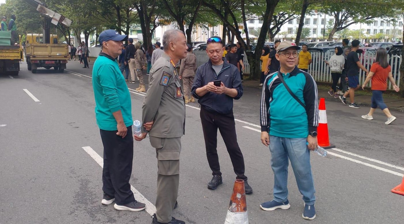 Wali Kota Pontianak Edi Rusdi Kamtono (jaket hitam) turun langsung memantau proses pembongkaran papan reklame. Foto: HO/Faktakalbar.id