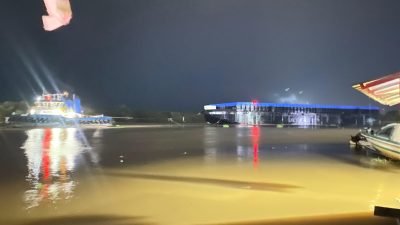 Tongkang yang terbawa arus menabrak fasilitas dermaga dan speed boat warga di Sungai Kapuas, Kubu Raya. Foto: HO/Faktakalbar.id