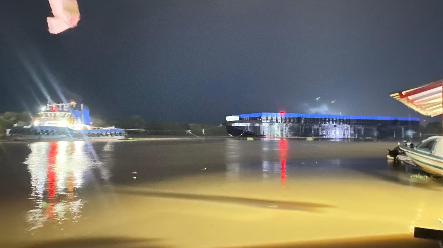 Tongkang yang terbawa arus menabrak fasilitas dermaga dan speed boat warga di Sungai Kapuas, Kubu Raya. Foto: HO/Faktakalbar.id