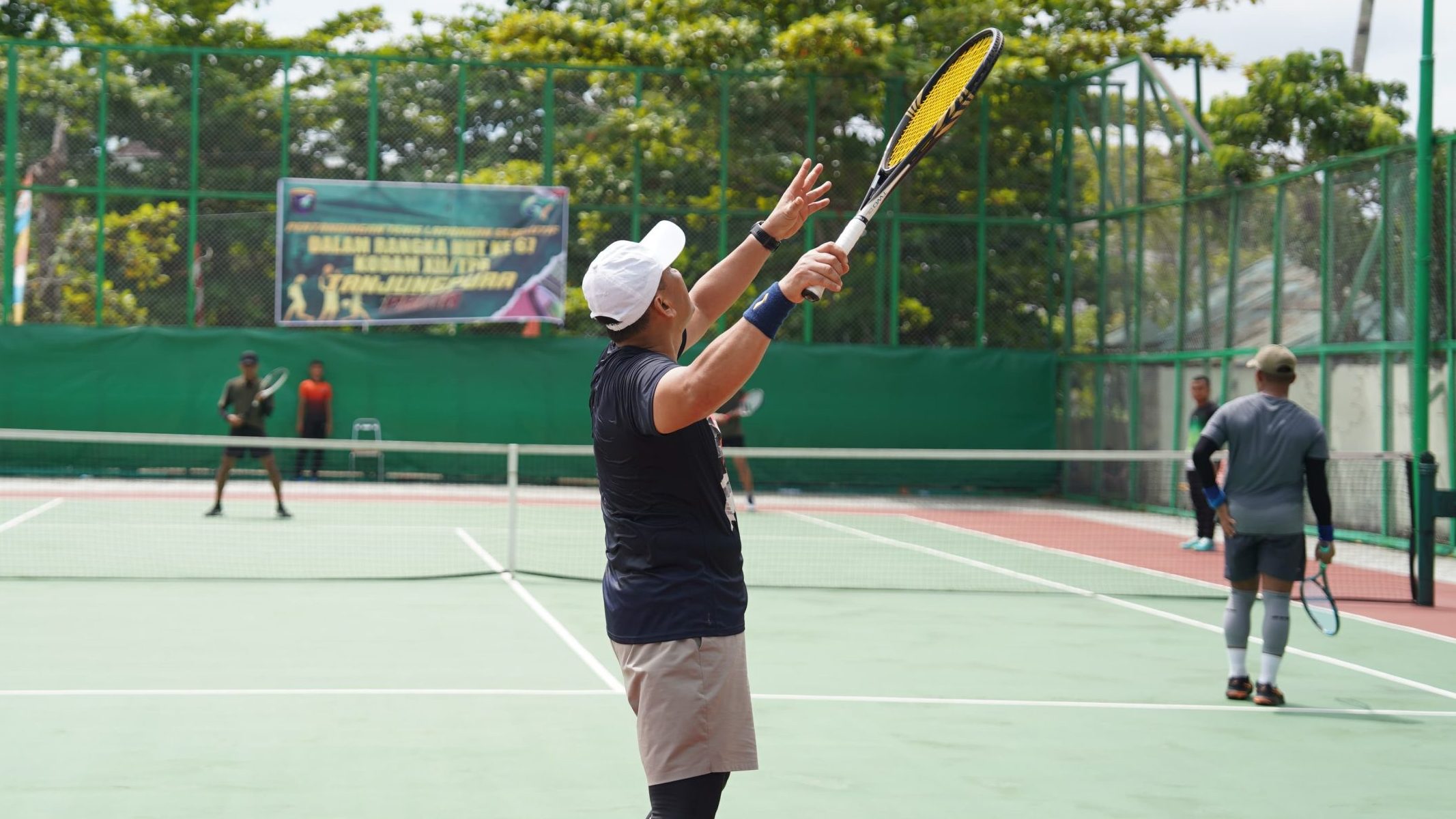 Peserta tengah bertanding dalam Kejuaraan Tenis Lapangan Piala Pangdam XII/Tpr di Lapangan Tenis Iwan Setiawan, Pontianak. Turnamen ini digelar dalam rangka memperingati HUT ke-67 Kodam XII/Tanjungpura, Minggu (15/6/2025). Foto: HO/Faktakalbar.id