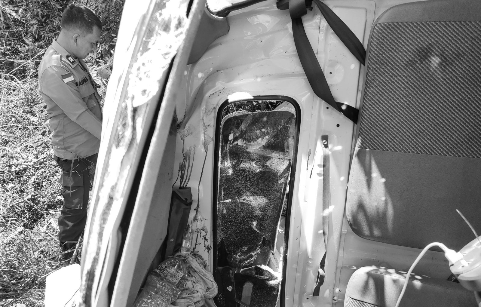 Kondisi mobil pick-up grandmax usai alami kecelakaan tunggal di Sajingan Besar Sambas, Minggu (15/6/2025). (Dok. Polres Sambas)